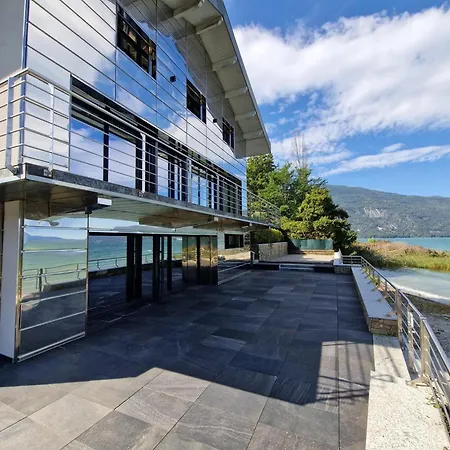 Pieds Dans L'eau Du Du Bourget Villa